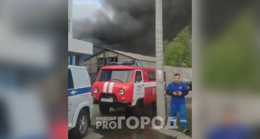 Фото к статье: В Чебоксарах на Базовом проезде полыхает склад стройматериалов