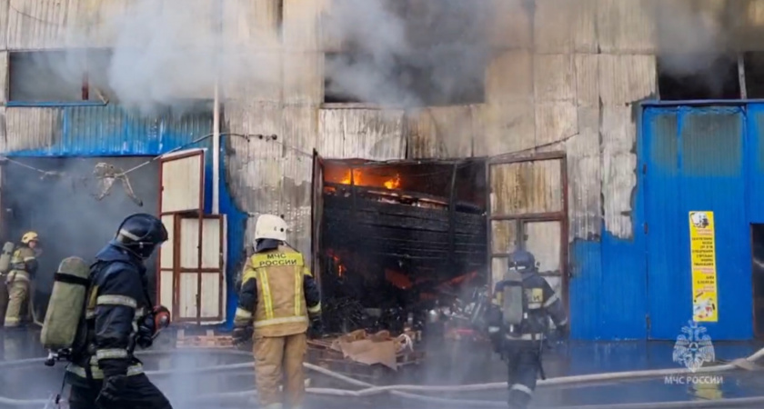 В Чебоксарах более полусотни спасателей тушили горящий склад на Базовом проезде