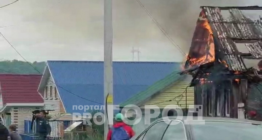 В Моргаушах полыхает частный дом