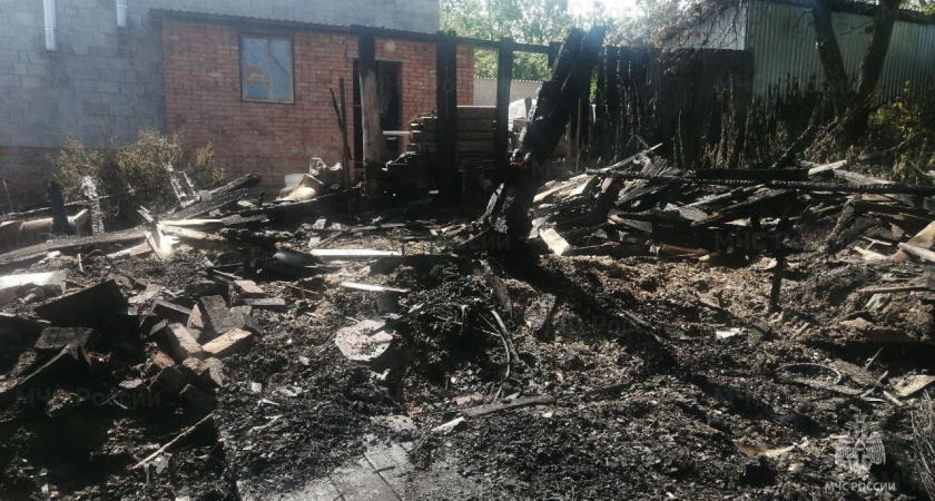 Ночью в Чебоксарах курильщик устроил пожар в доме и спалил себе ноги