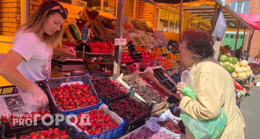 Сколько стоят сезонные ягоды на Колхозном рынке Чебоксар под конец июня