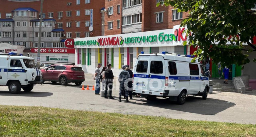 В Чебоксарах к цветочному магазину вызвали кинологов: "Какая-то поисковая операция"