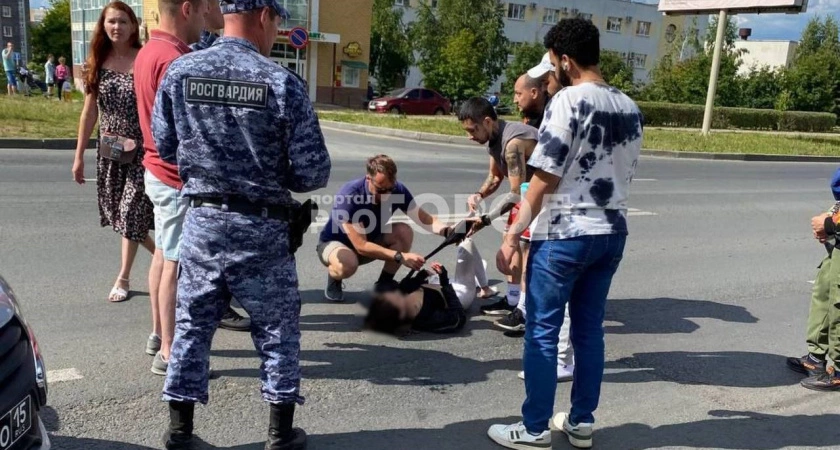 Фото к статье: В Чебоксарах мотоциклист выронил пассажирку и скрылся с места ДТП