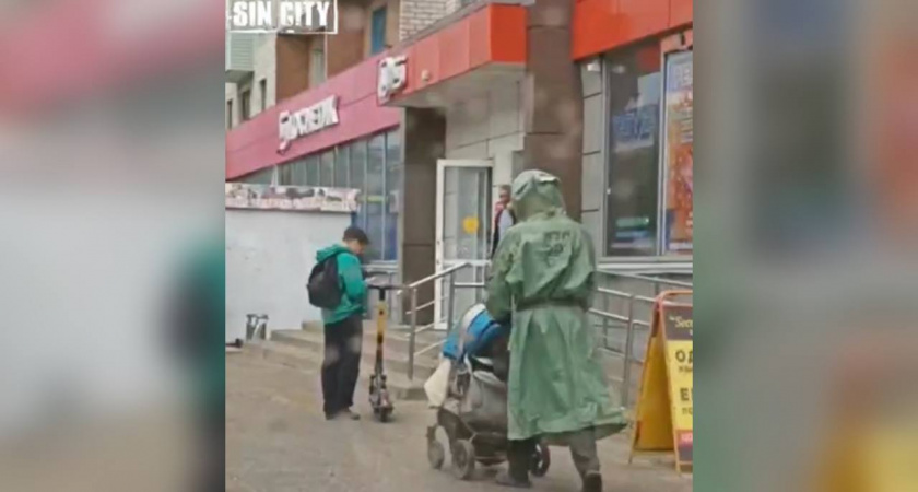 В Новочебоксарске заметили мужчину в общевойсковом защитном костюме с детской коляской
