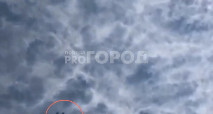 Над Чебоксарами кружит неизвестный громкий самолет: "Пролетал пять раз"