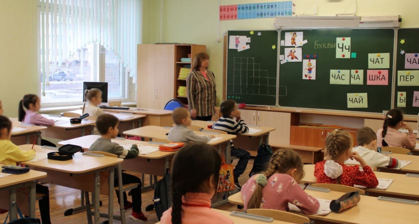 Чебоксарцы массово жалуются на нехватку мест в школах по прописке: "Три года не принимают"