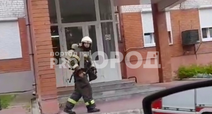 В Чебоксарах пожарные прибыли к Республиканской больнице: "Горит корпус"