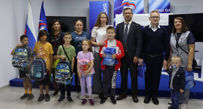 Ежегодная акция "Собери ребенка в школу" стартовала в России при поддержке ЕР 