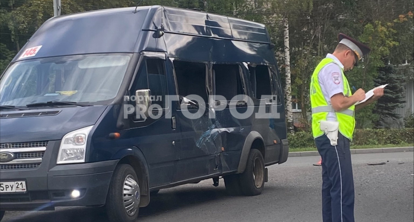 В Чебоксарах столкнулись фура и пассажирская маршрутка
