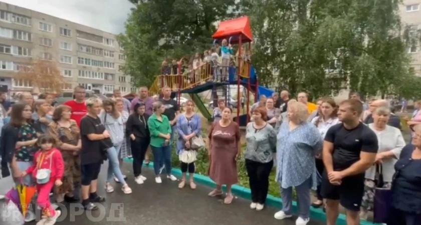 Фото к статье: Жители Алатыря построили детскую площадку, но ее могут снести: "Женщине мешает шум детей"
