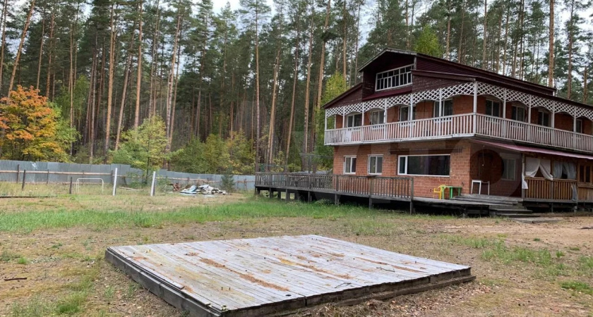 В Заволжье продают дом с базой отдыха за 23 миллиона рублей: причал, купель и сосновый лес
