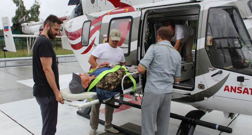 Жителя Шумерли экстренно отправили на вертолете в больницу