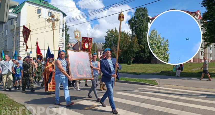 Фото к статье: День ВДВ в Чебоксарах отмечают с крестным ходом и прыжками с парашютом: "Лучший праздник"