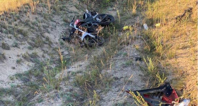 Подросток на мотоцикле вылетел с ночной трассы в Заволжье