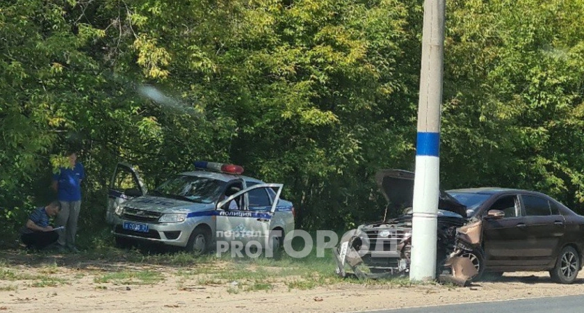 Фото к статье: В Новочебоксарске водитель китайской машины разбил ее о столб