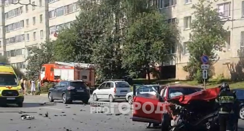 В Новочебоксарске пожарная машина выехала с дороги после ДТП с легковушкой