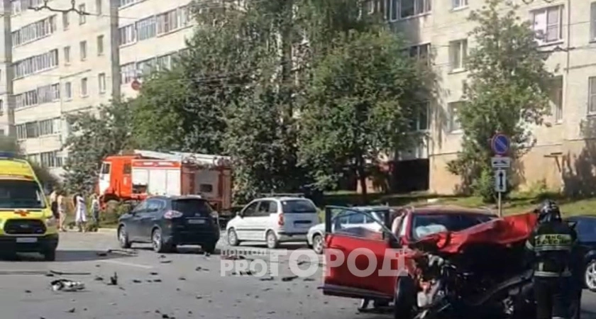 Фото к статье: В Новочебоксарске пожарная машина выехала с дороги после ДТП с легковушкой