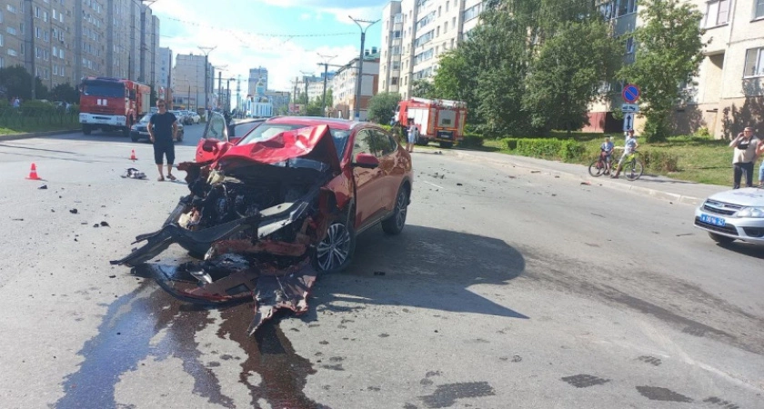 Фото к статье: В ДТП с пожарной машиной и легковушкой в Новочебоксарске пострадал человек