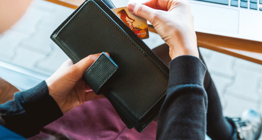 “Боялась потерять накопленные деньги”: как горожанке помогли приумножить сбережения