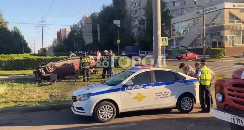 Фото к статье: Утреннее ДТП с переворотом в Чебоксарах: легковушка вылетела с дороги