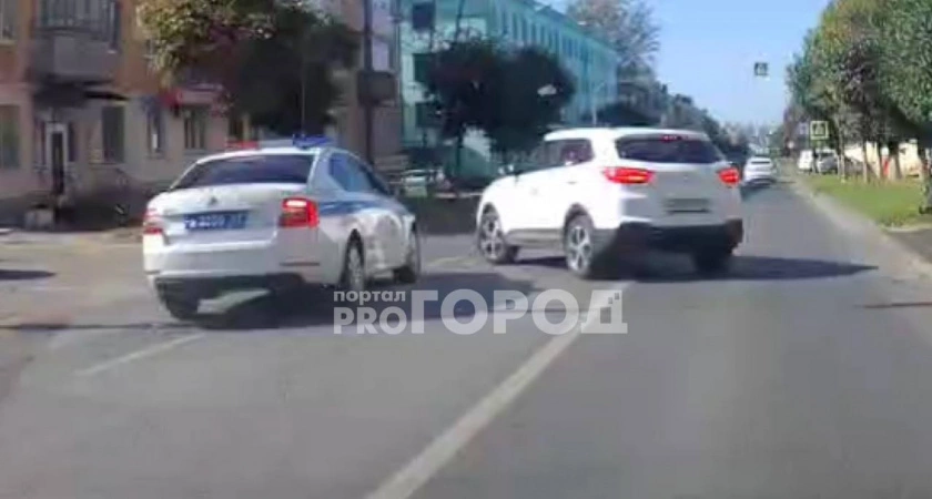 Фото к статье: В Чебоксарах сотрудники ДПС попали в аварию с кроссовером