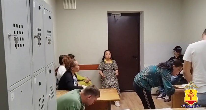 В Чувашии задержали автобус с 37 филиппинцами: 17 иностранок выдворят из России