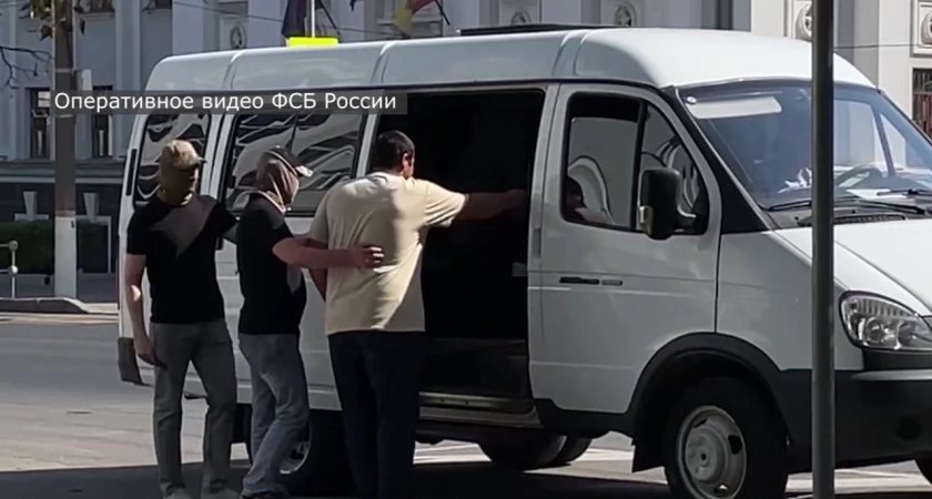 Фото к статье: ФСБ Чувашии поймала иностранцев, получивших гражданство России, и отвезла в военкоматы
