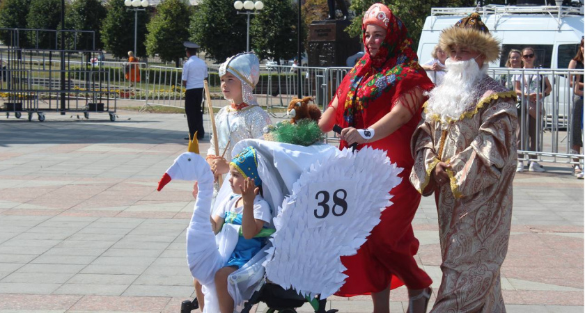 В Чебоксарах устроили дефиле украшенных детских колясок, побив рекорд фестиваля