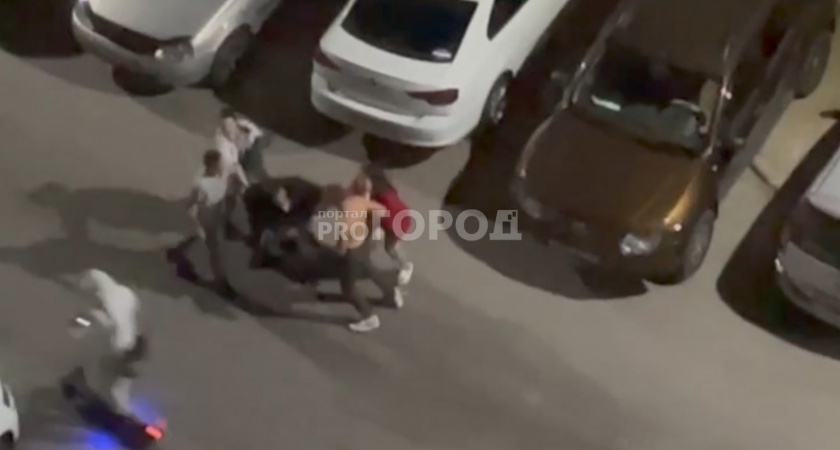 В Чебоксарах ночью жителей многоэтажки разбудил шум драки: "Компания избивала одного человека"