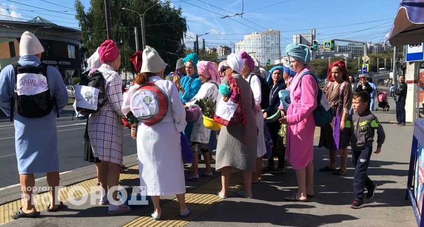 Фото к статье: Чебоксарцы заметили толпу ряженых в халатах с тазиками и вениками