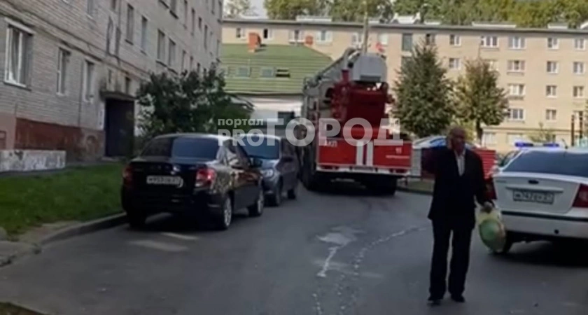 Фото к статье: В Новочебоксарске спасатели тушат пожар в комнате общежития