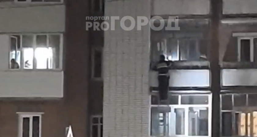 К чебоксарской многоэтажке съехались спецслужбы: пожарный забрался по лестнице и посветил в окно
