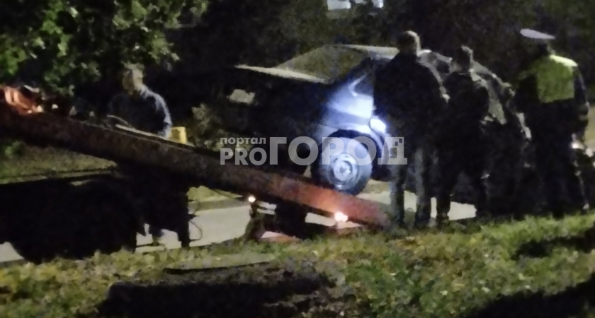 В Новочебоксарске легковушка врезалась в дерево: "Машину буквально сложило пополам"
