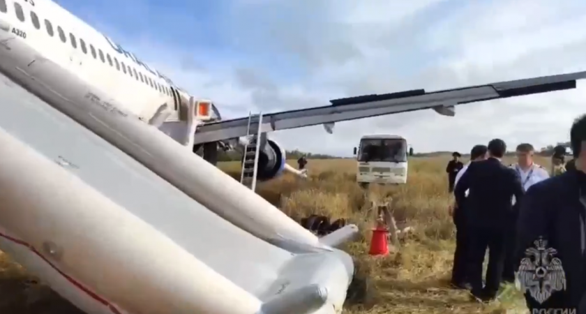 Летчики авиакомпании второй раз посадили самолет в поле и спасли 159 пассажиров