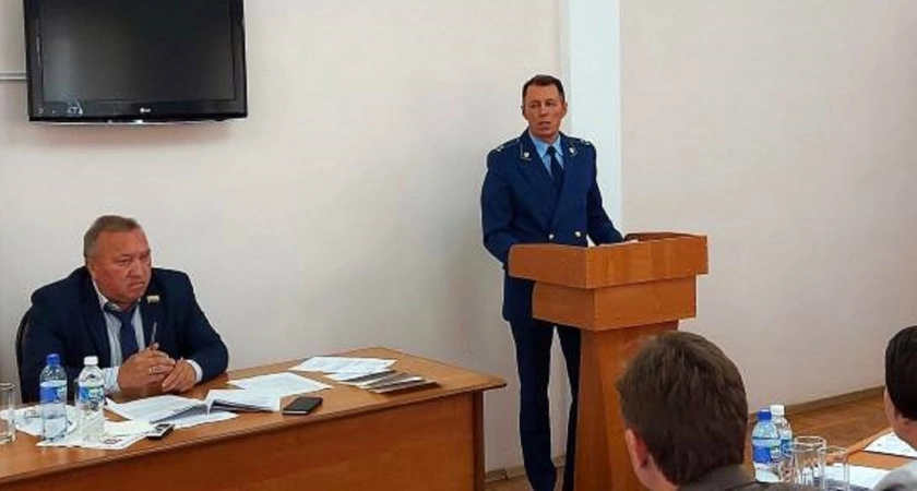Фото к статье: В Новочебоксарске за коррупцию досрочно сняли полномочия с одного из депутатов