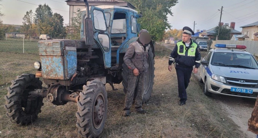 Фото к статье: В Цивильском районе пьяный тракторист поехал за алкоголем: утро встретил уже в камере