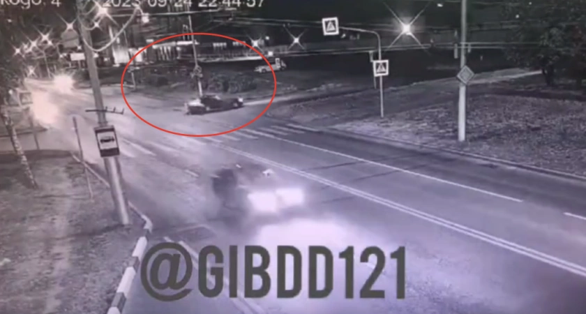 Фото к статье: Появилось видео ночной аварии около "Амазонии": от столкновения мотоциклиста подкинуло в воздух