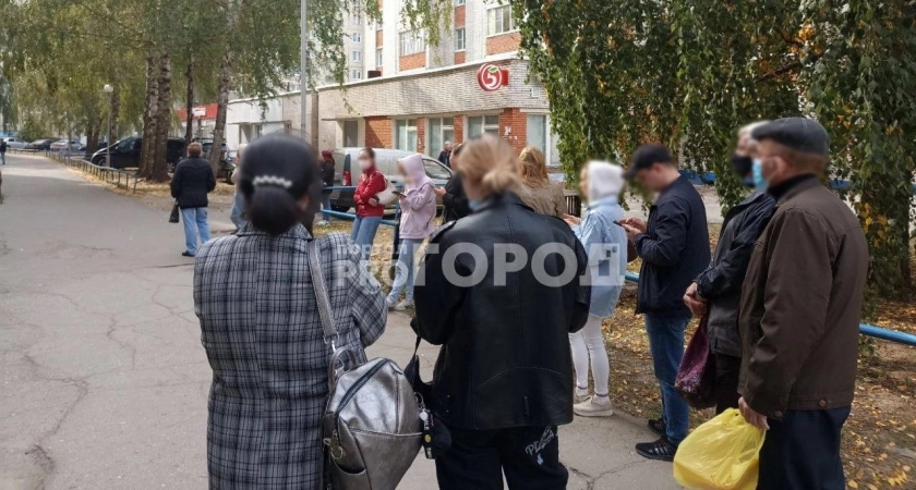 Фото к статье: Очередь в одной из чебоксарских больниц начинается с улицы: около полусотни человек ждут приема