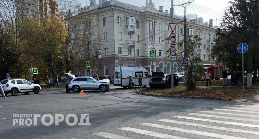 Фото к статье: В Чебоксарах столкнулись две легковушки: в салоне была женщина с младенцем на руках