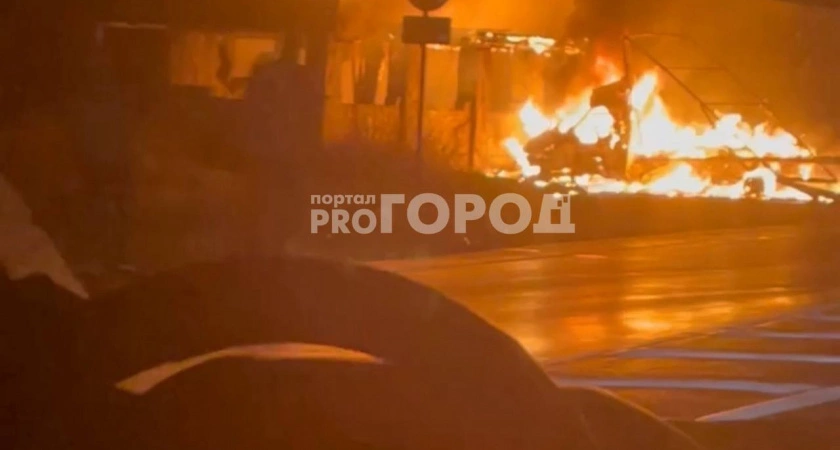 Фото к статье: За Волгой полыхает кафе "Майами"