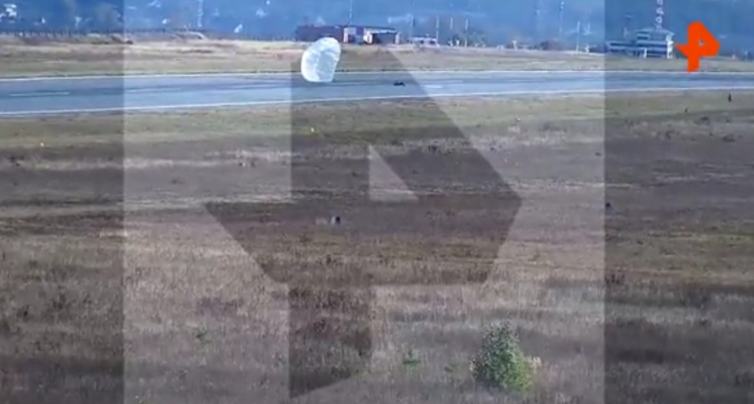 В Чебоксарском аэропорту парашютистка приземлилась на взлетную полосу перед самолетом