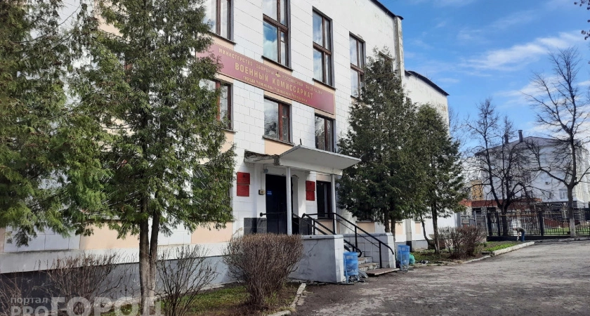 Фото к статье: В Чебоксарах на 100 тысяч оштрафовали уклониста и вручили повестку