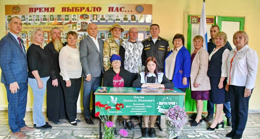 В честь погибшего на СВО минометчика в школе Батыревского района открыли "Парту Героя"