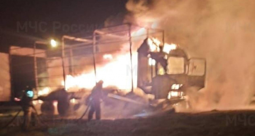 Поздним вечером на федеральной трассе в Чувашии дотла выгорел грузовик
