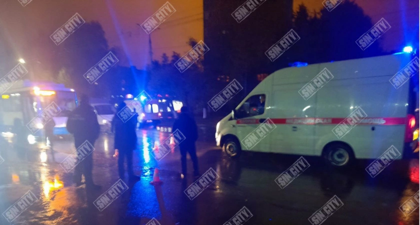 Фото к статье: В Новочебоксарске произошло смертельное ДТП: "Соболь" сбил женщину и ребенка
