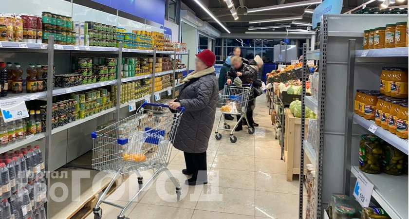Фото к статье: В Чебоксарах за неделю на 24 % подорожали рыбные консервы, но подешевели сгущенка и гречка