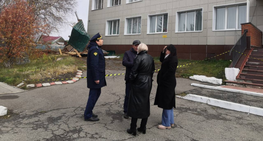 В Батыревском районе шквалистый ветер оставил без кровли Дом культуры