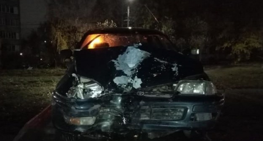 Ночью в Чебоксарах Toyota влетела в дерево: водитель проходить алкотестер отказался