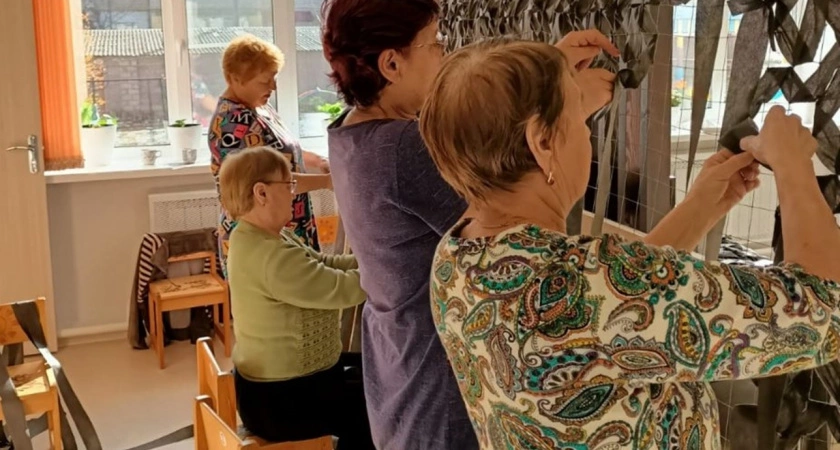 Фото к статье: Чувашские пенсионерки плетут маскировочные сети, собирают продукты и отправляют на СВО