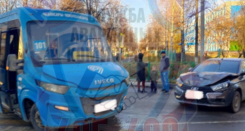 В Новочебоксарске водитель автобуса на полном ходу залетел в поворот и врезался в "Ладу"